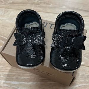 Minimoc - Infant slippers. Black patent, with bow, size 1.